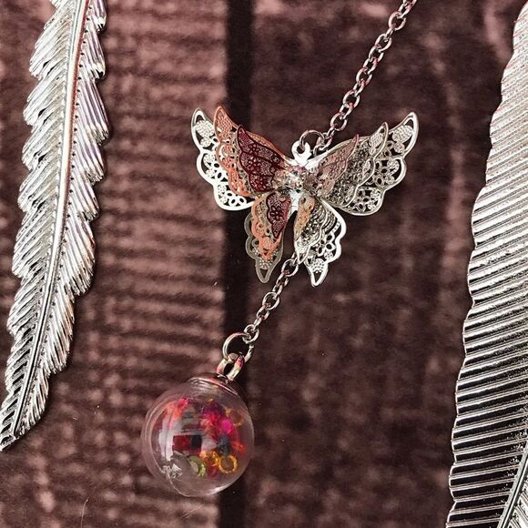 Set of 2 Feather Bookmarks with Dragonfly and Butterfly Charm - Picture 4 of 8